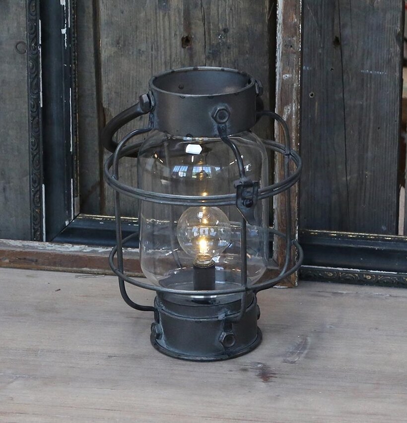 Fransk Lanterna LED Antiksvart från Chic Antique på träyta