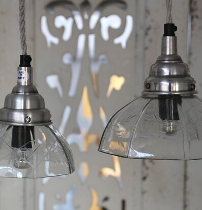 Lampa Med Handslipat Glas från Chic Antique i rustik miljö