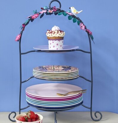 Tallriksställ Bird & Flowers från Rice med färgglada detaljer