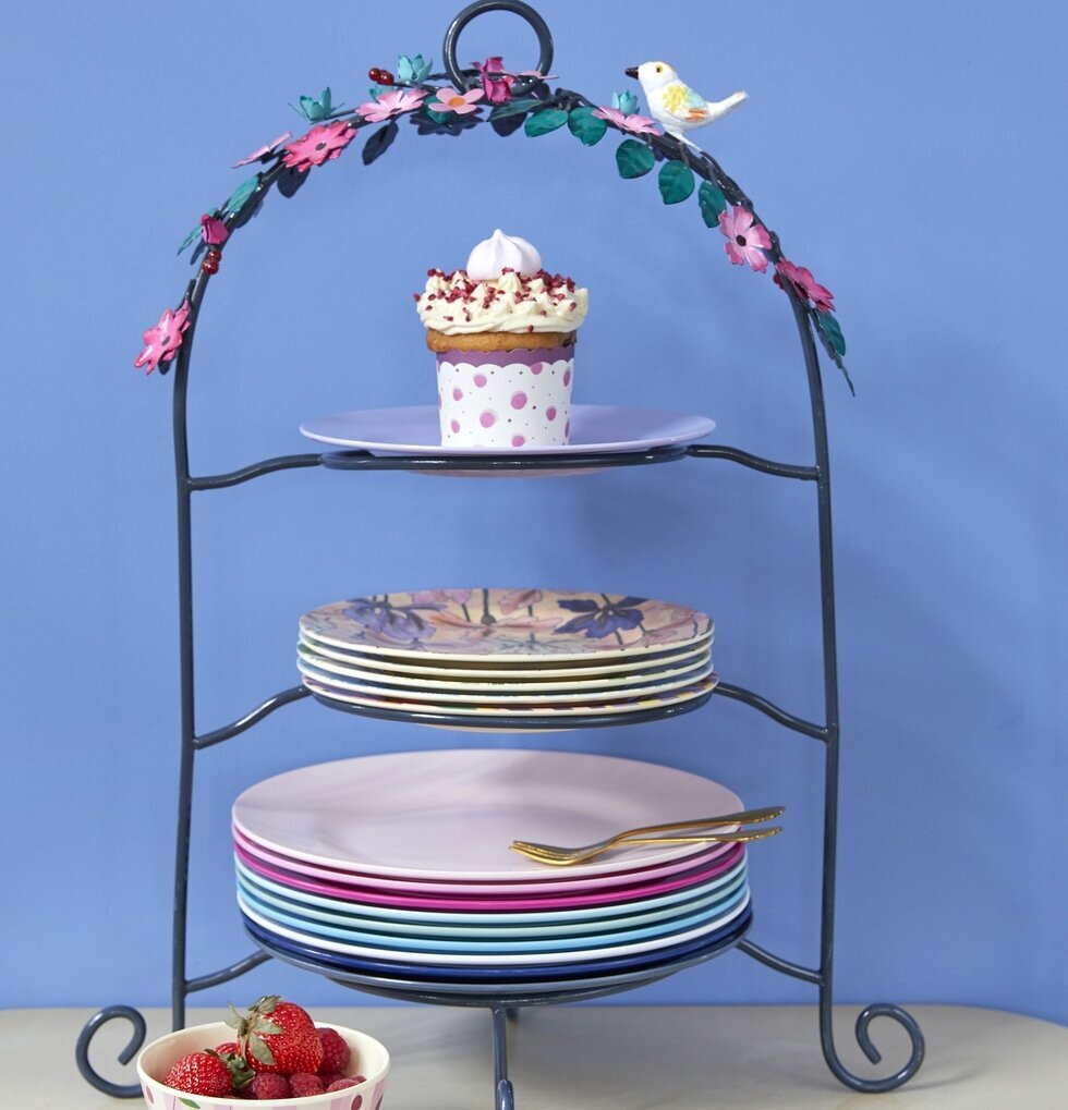 Tallriksställ Bird & Flowers från Rice med färgglada detaljer