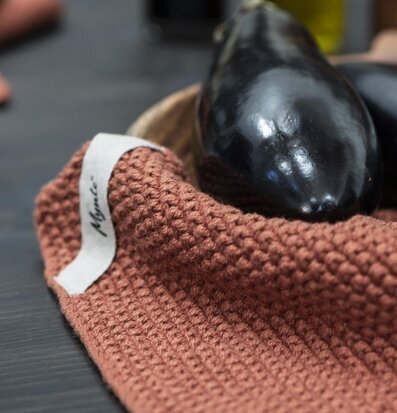 Grytlapp Mynte Rustic Brown från IB Laursen över skål