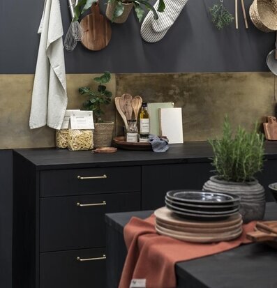 Handduk Mynte Rustic Brown från IB Laursen på köksö