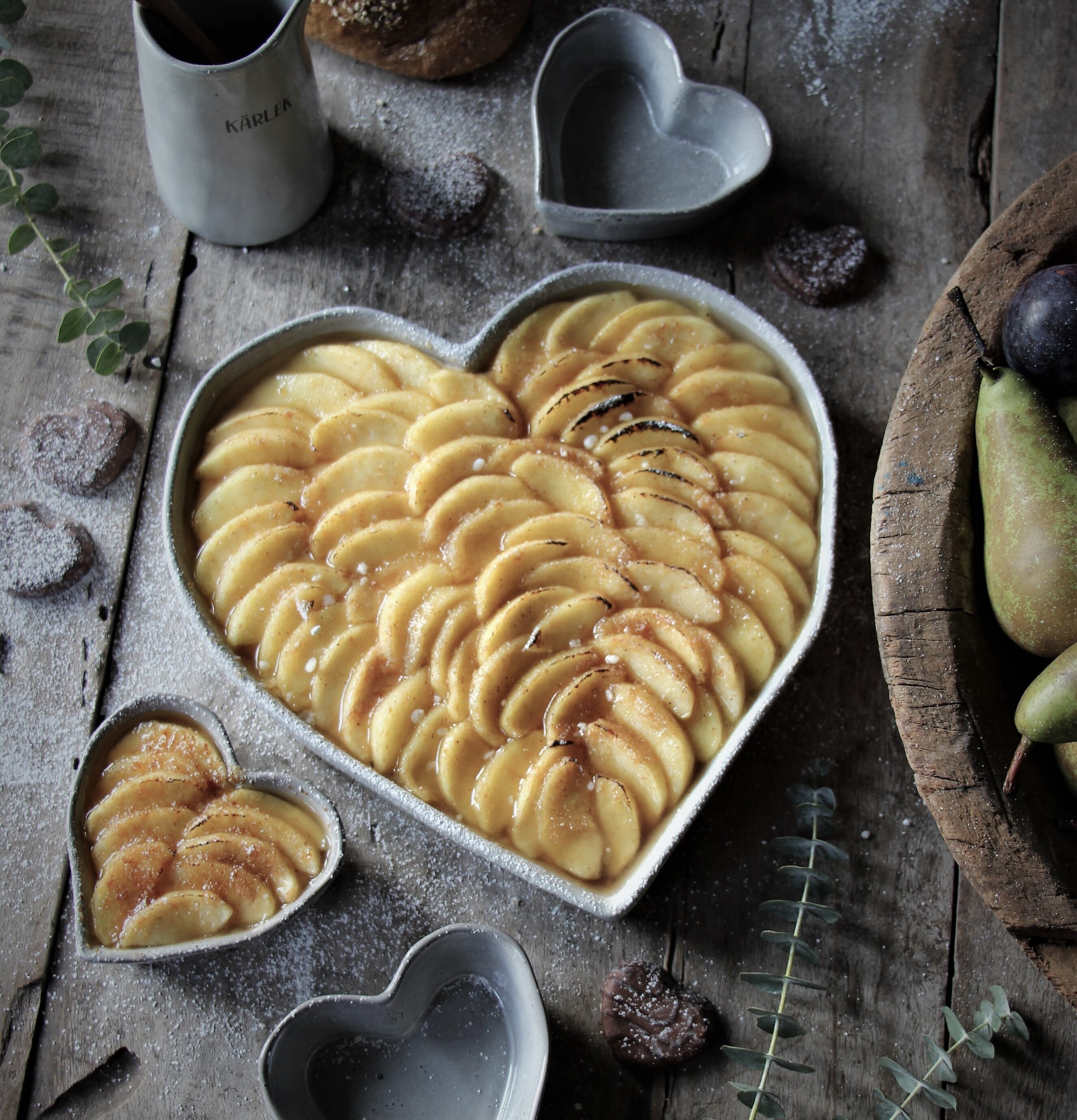 Kärlek & Fika Pajform Liten Grå från Majas Cottage på träbord