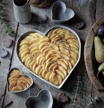 Kärlek & Fika Pajform Liten Grå från Majas Cottage på träbord