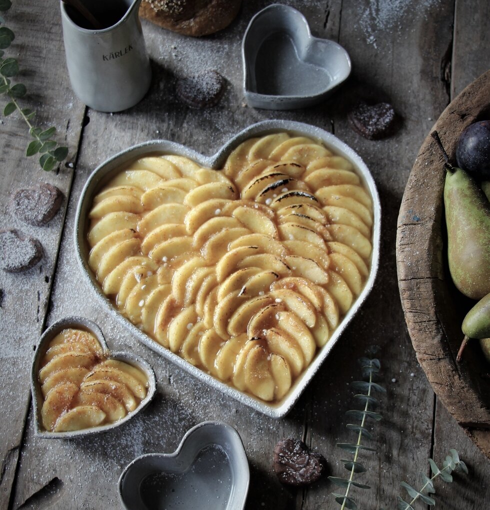 Kärlek & Fika Pajform Stor Grå från Majas Cottage med äppelpaj