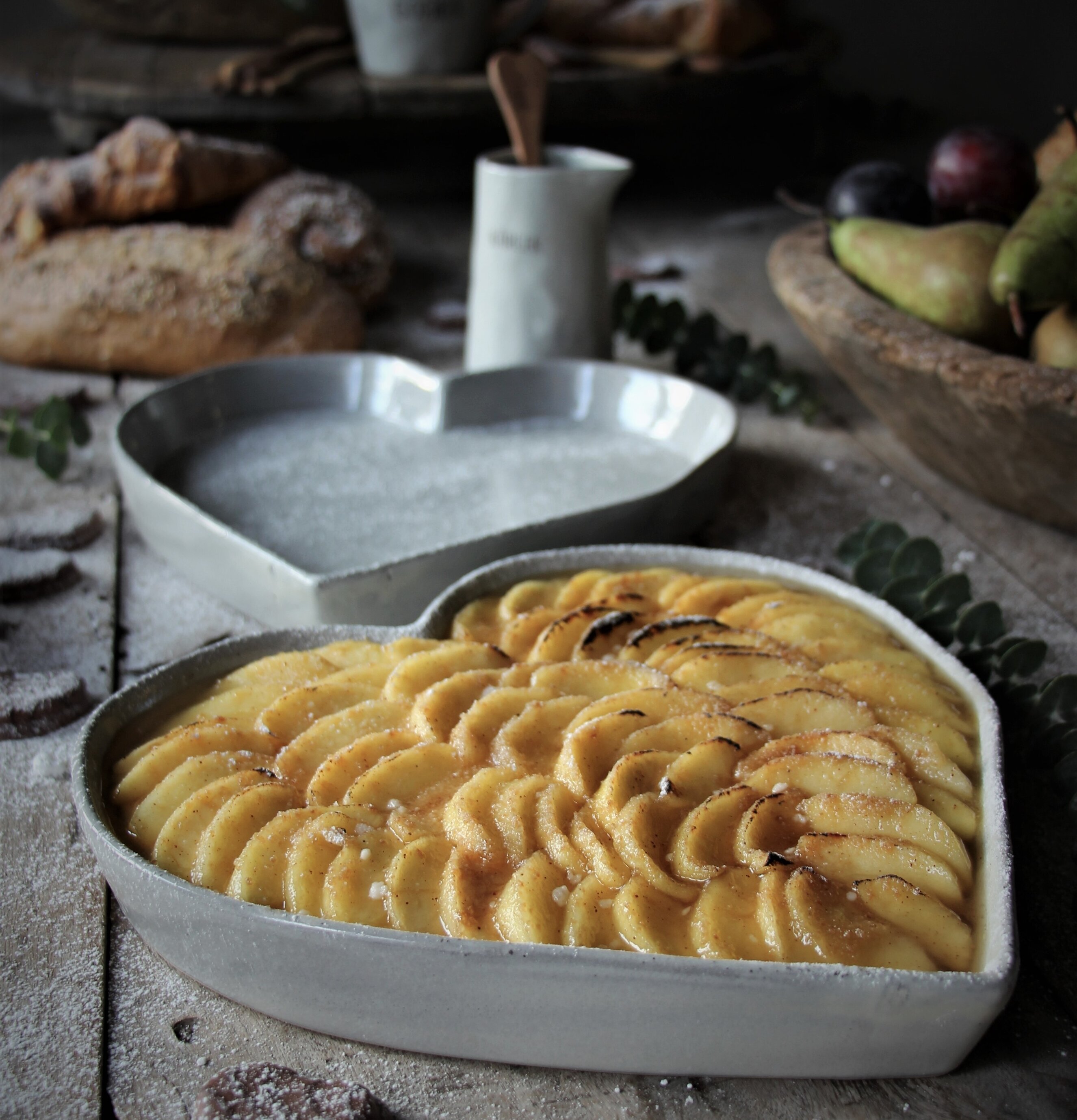 Kärlek & Fika Pajform Stor Grå från Majas Cottage på träbord