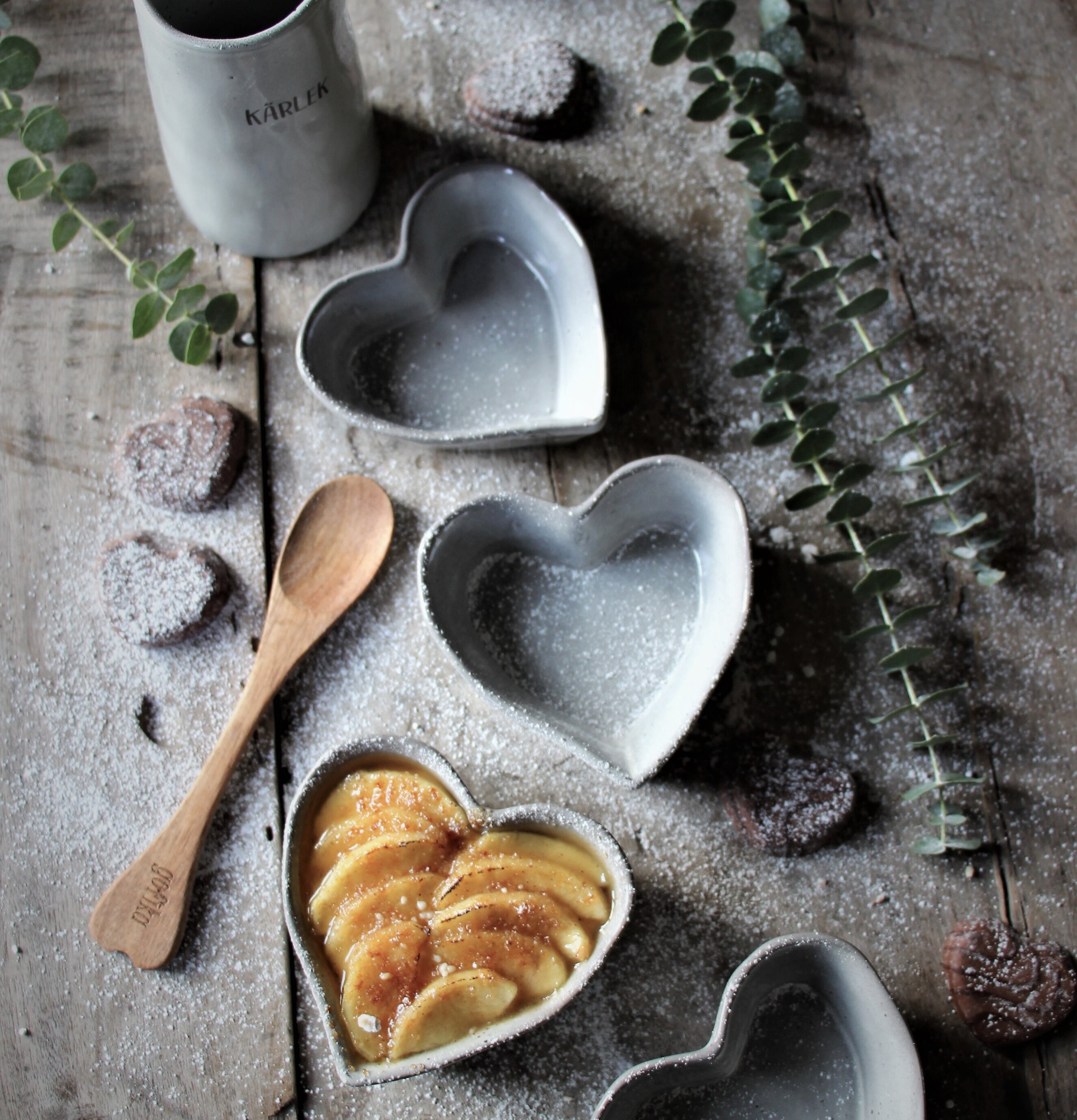 Kärlek & Fika Pajform Liten Grå från Majas Cottage på träbord