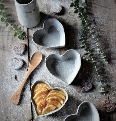 Kärlek & Fika Pajform Liten Grå från Majas Cottage på träbord