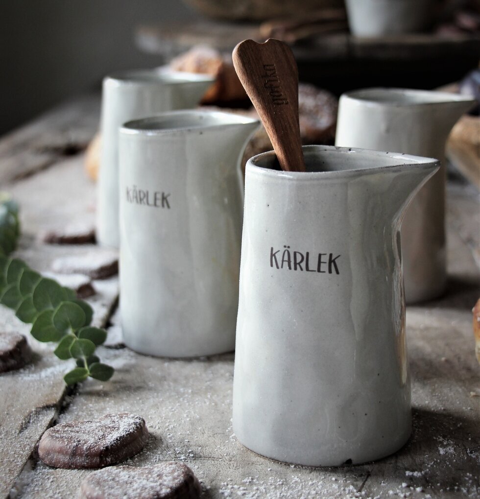 Kärlek & Fika Kanna Grå från Majas Cottage på träbord