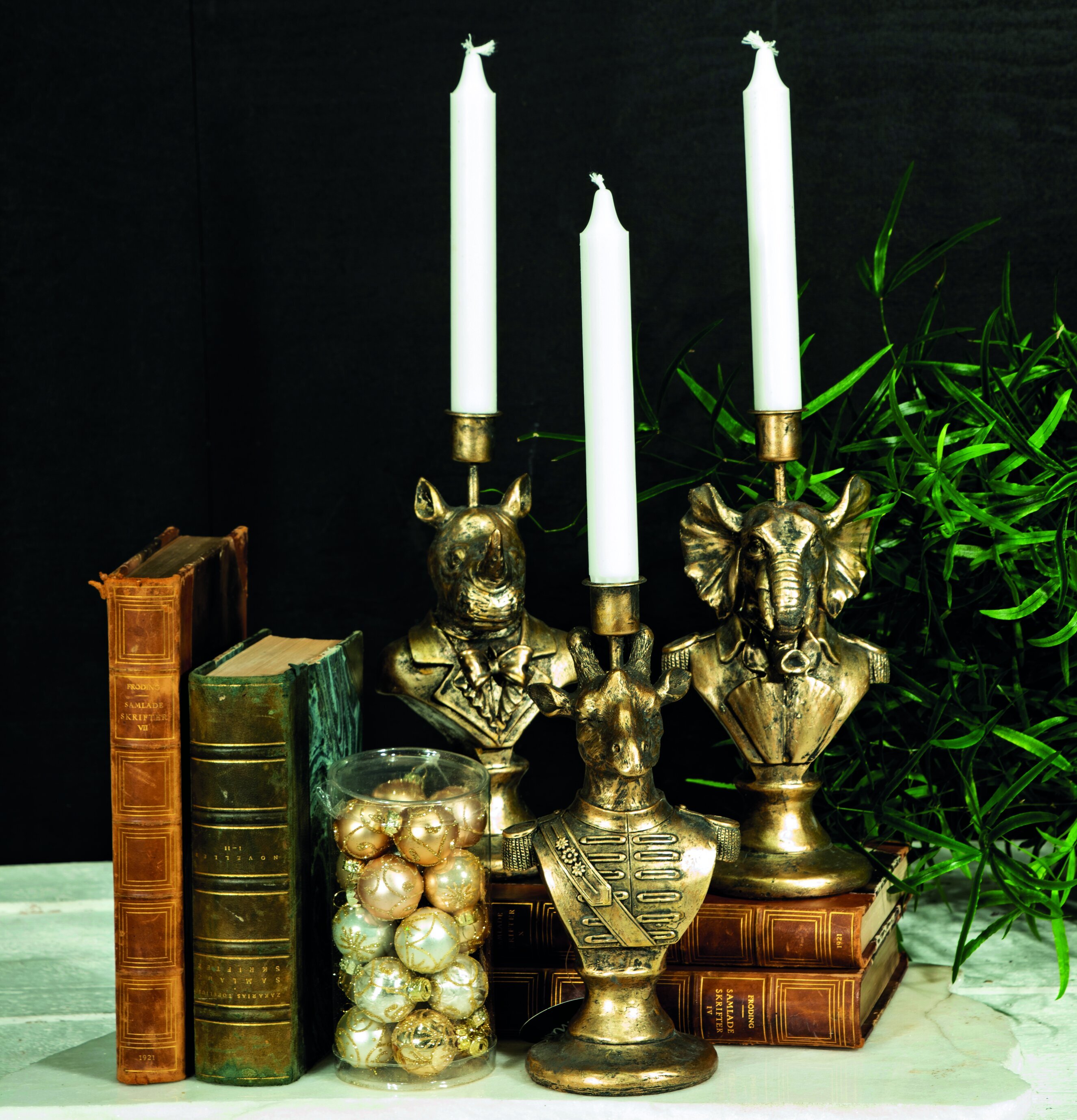 Bild av smakfull inredning med ljusstake och böcker