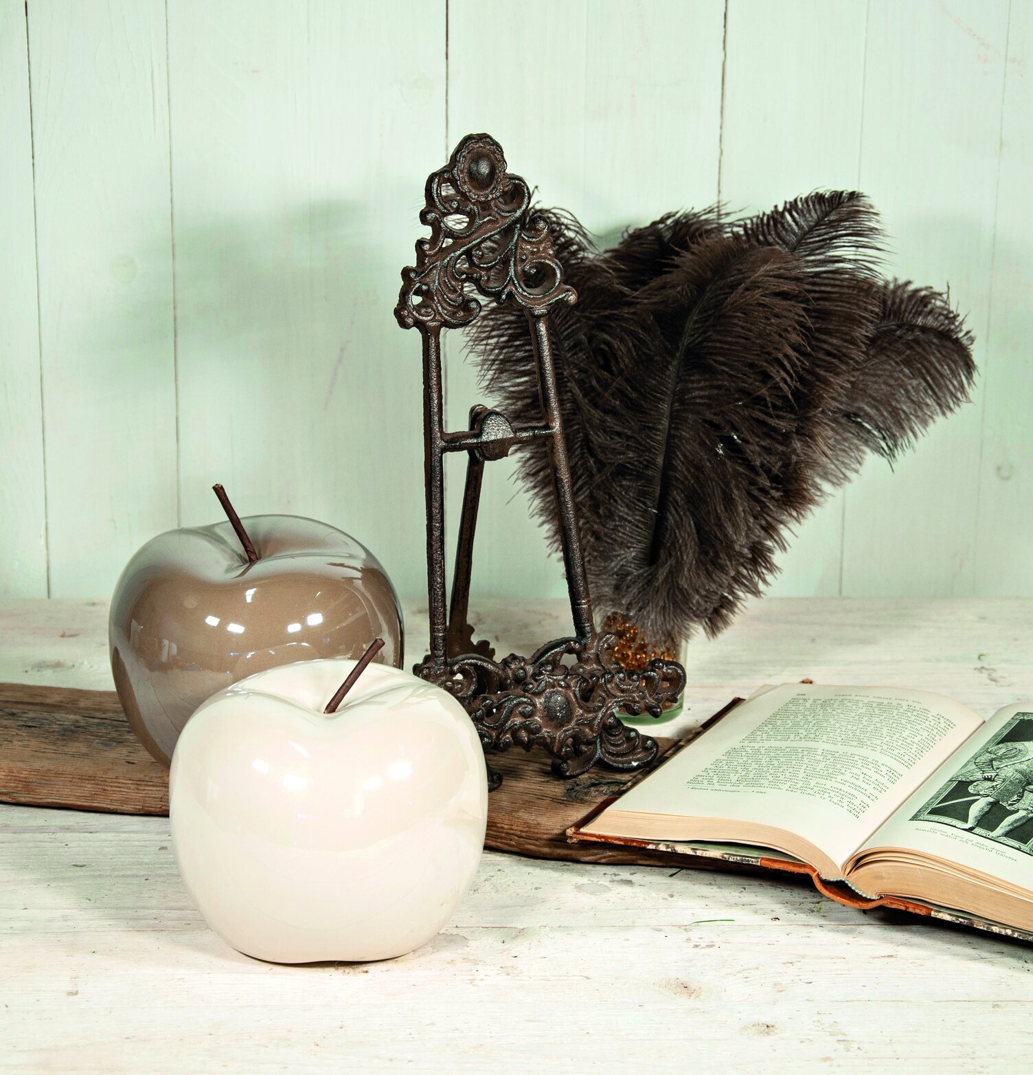 Bokhållare Gyllebo från Trademan med dekorativa äpplen