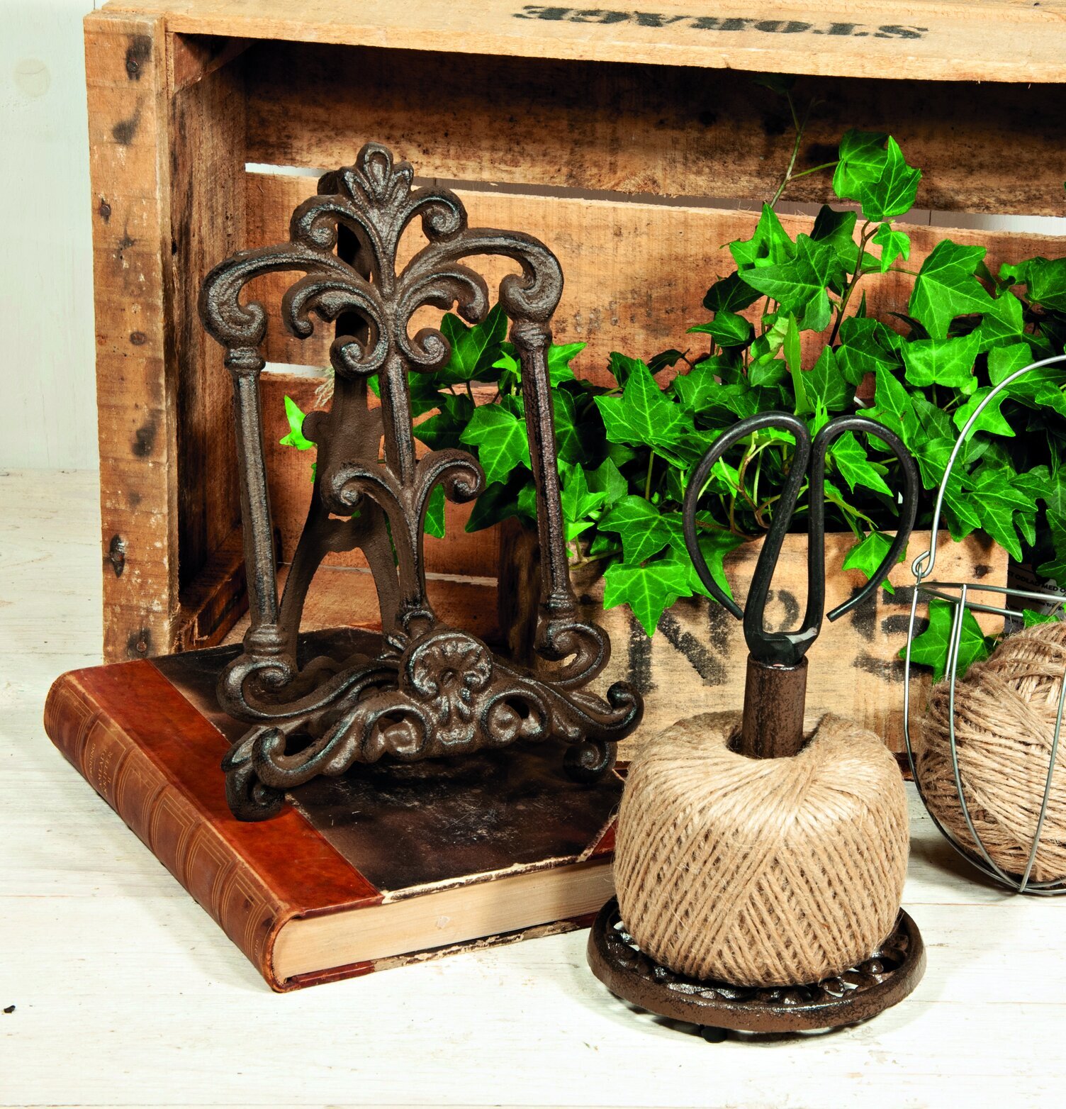 Bokhållare Bjäre från Trademan i rustik, naturlig miljö