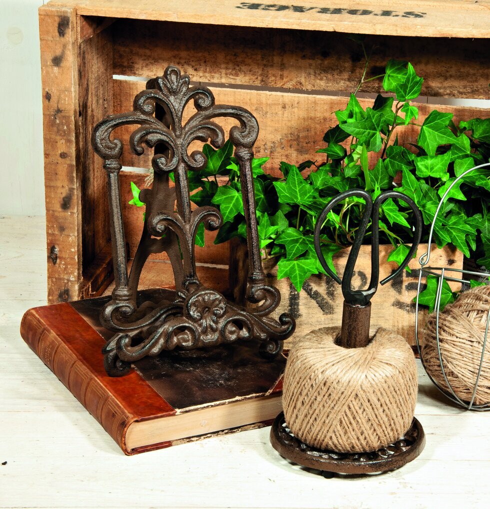 Bokhållare Bjäre från Trademan i rustik, naturlig miljö