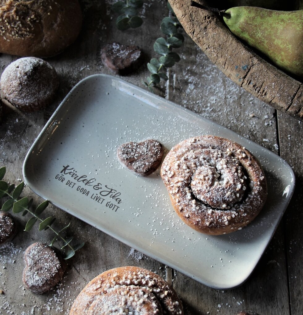 Kärlek & Fika Fat Grå från Majas Cottage fyllt med bakverk