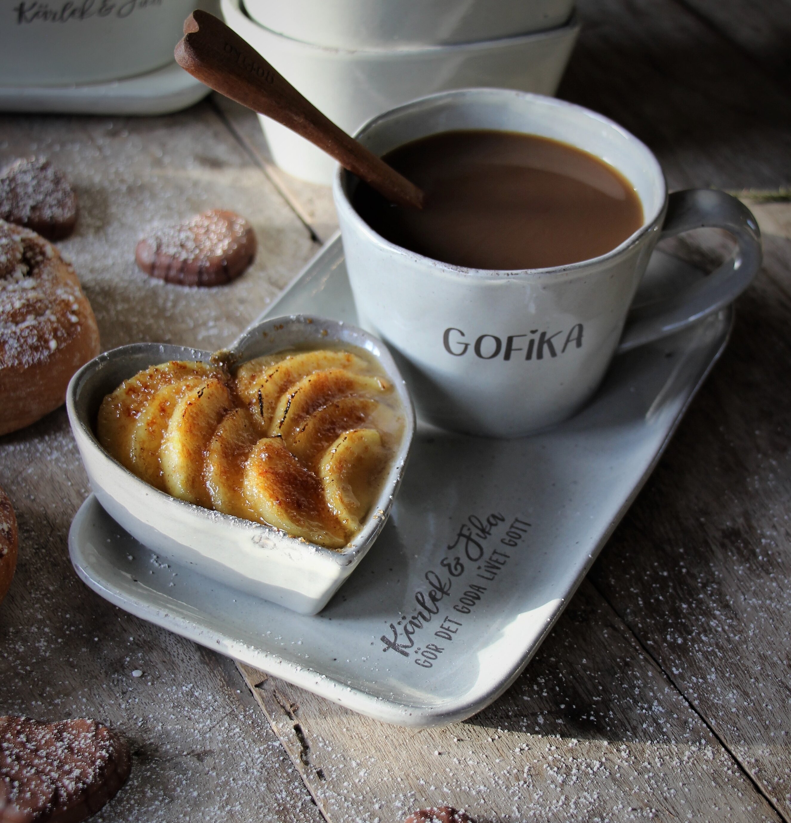 Gofika Mugg - Kärlek & Fika från Majas Cottage på träbord