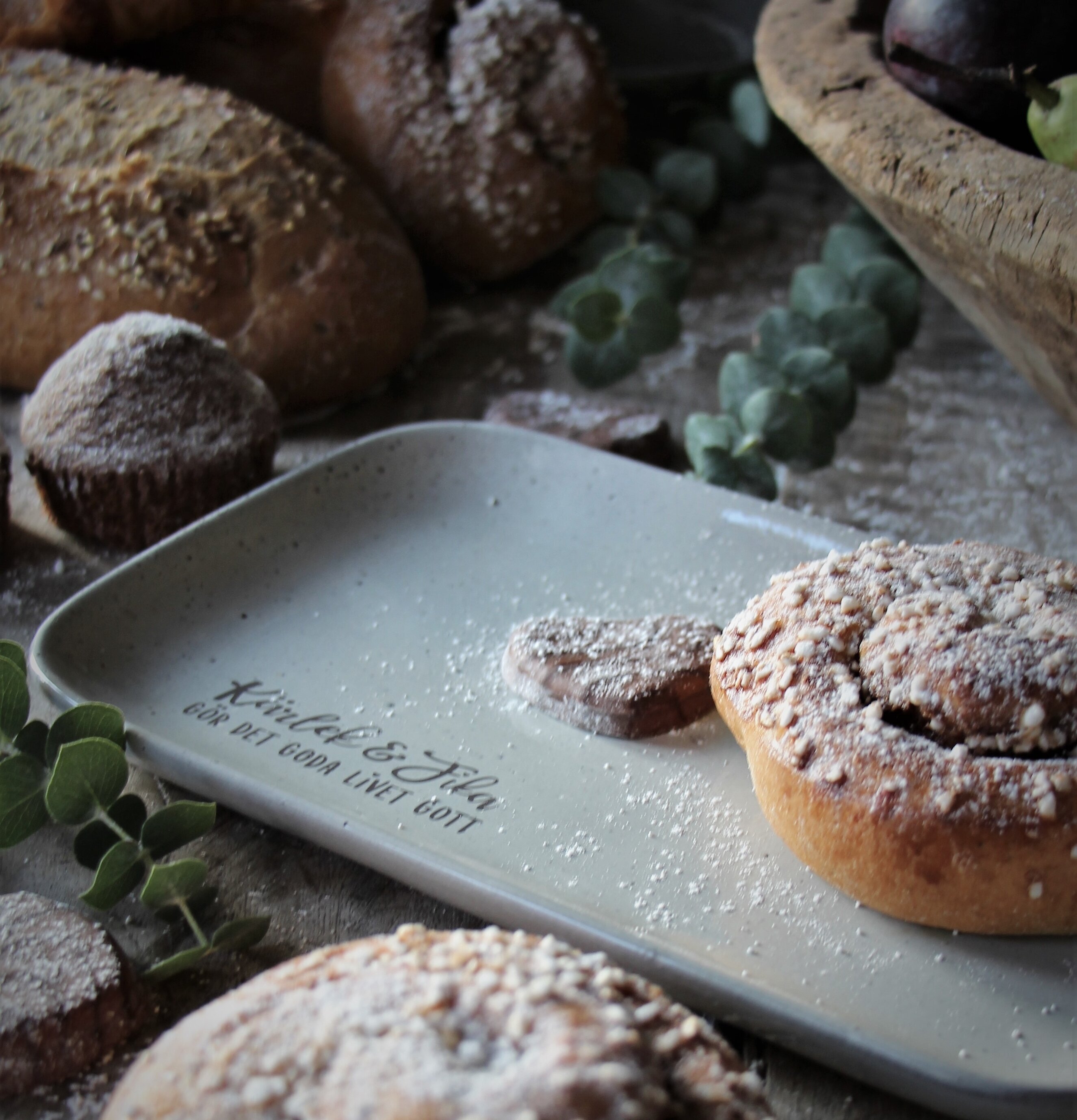 Kärlek & Fika Fat Grå från Majas Cottage med fika-bakverk