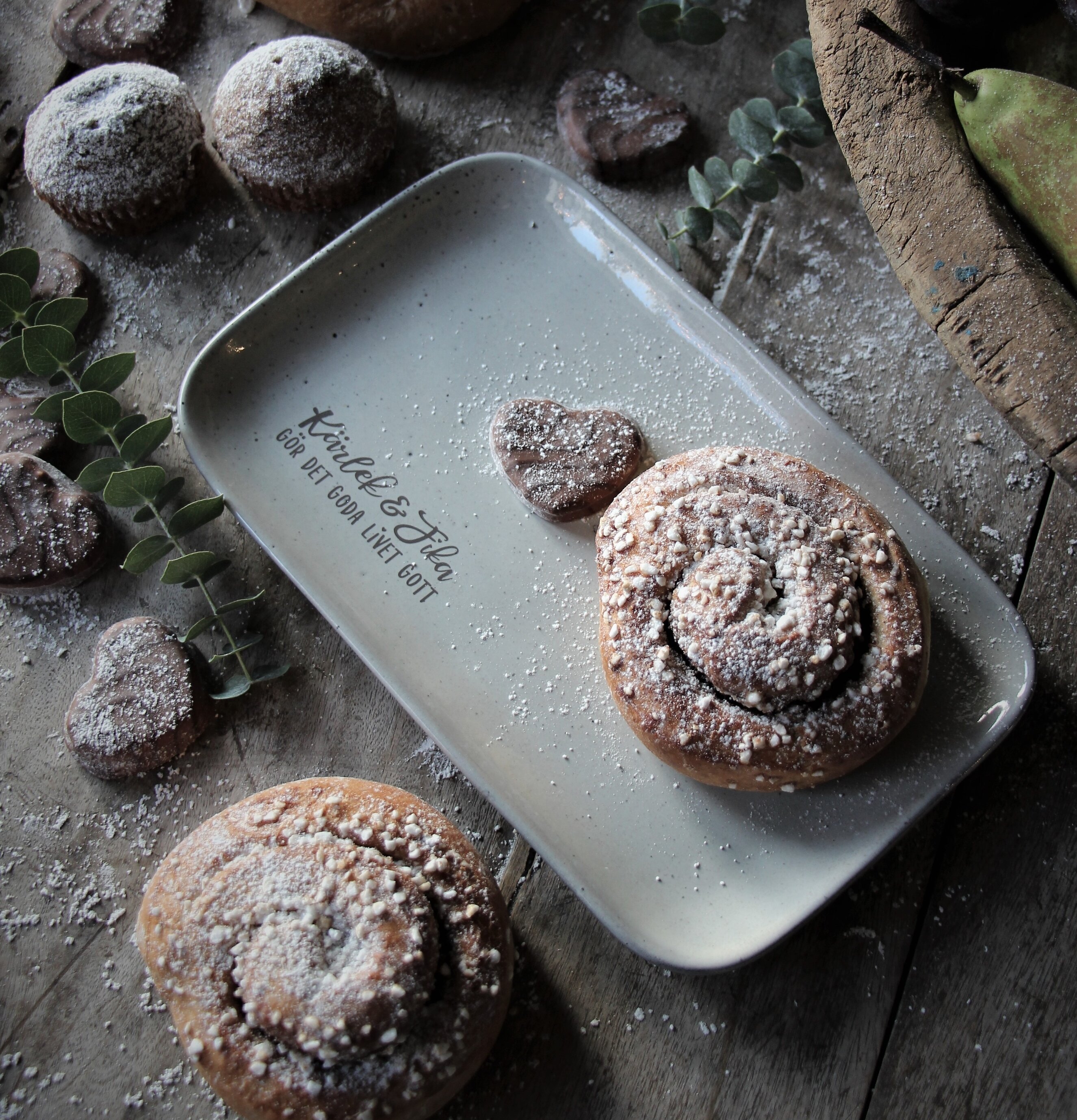 Kärlek & Fika Fat Grå från Majas Cottage med bakverk