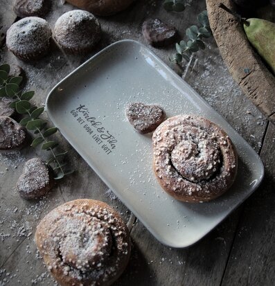 Kärlek & Fika Fat Grå från Majas Cottage med bakverk