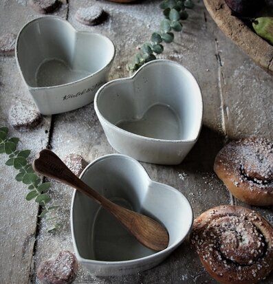 Kärlek & Fika Hjärtskål från Majas Cottage på rustikt bord