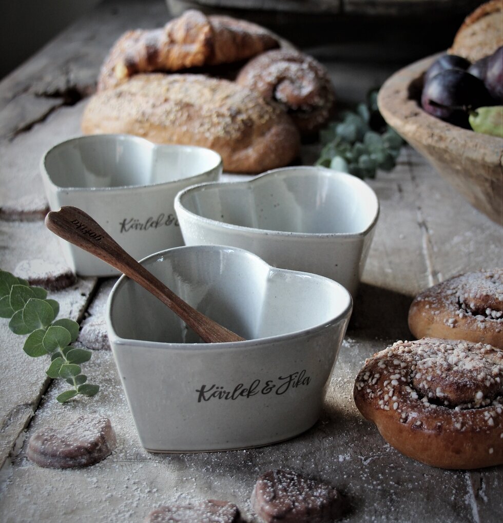 Kärlek & Fika Hjärtskål från Majas Cottage med bakverk