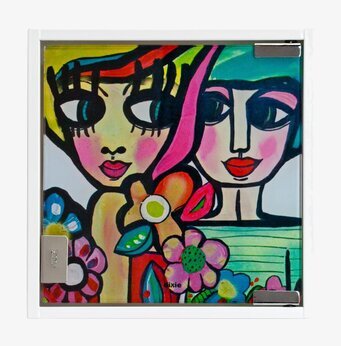 Bild av färgstarkt nyckelskåp med stiliserade ansikten