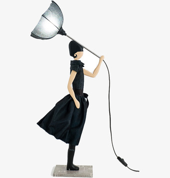 Bordslampa Bianca från Skitso, figur i svart klänning