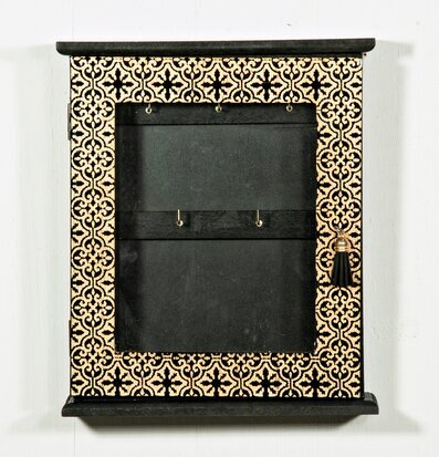 Foto av elegant nyckelskåp med dekorativa mönster