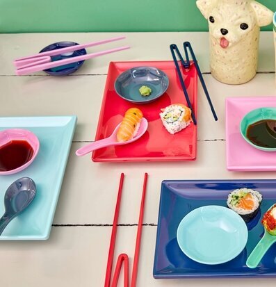 Sushi Tray Ice Blue från Rice med färgglada skålar och skedar
