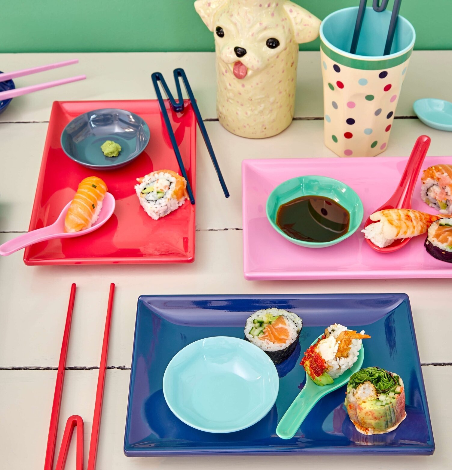 Sushi Tray Midnight Blue från Rice med färgglada tillbehör