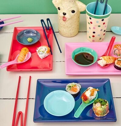 Sushi Tray Red Kiss från Rice med färgglada tillbehör