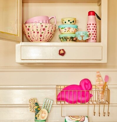 Vispskål Melamin Pink från Rice i ett färgglatt kök