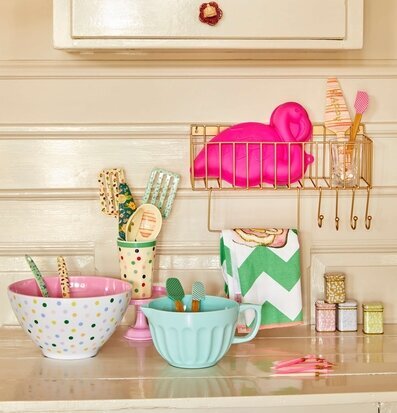 Vispskål Melamin Ice Blue från Rice i ett färgglatt kök