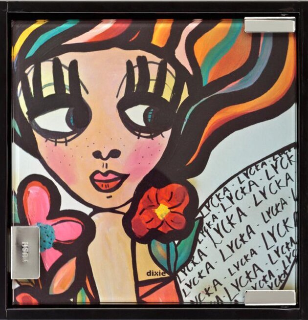 Bild av färgstark kvinnlig gestalt med intensiv blick