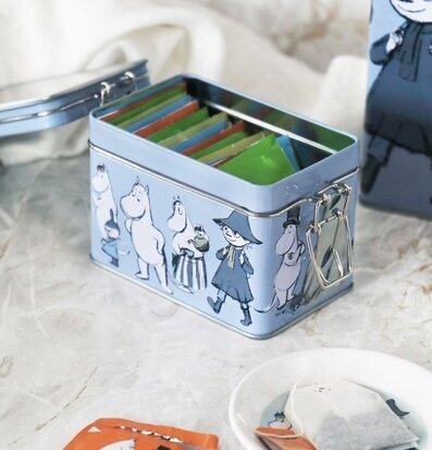 Bild av en charmig teburk med Muminmotiv i metall