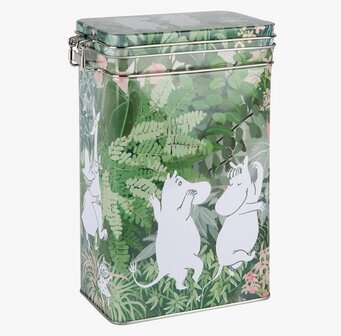 Bild av rektangulär burk med Muminmotiv i skogsmiljö