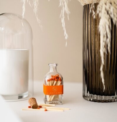 Tändstickor Liten Eld från Eldstickan i glasflaska med kork