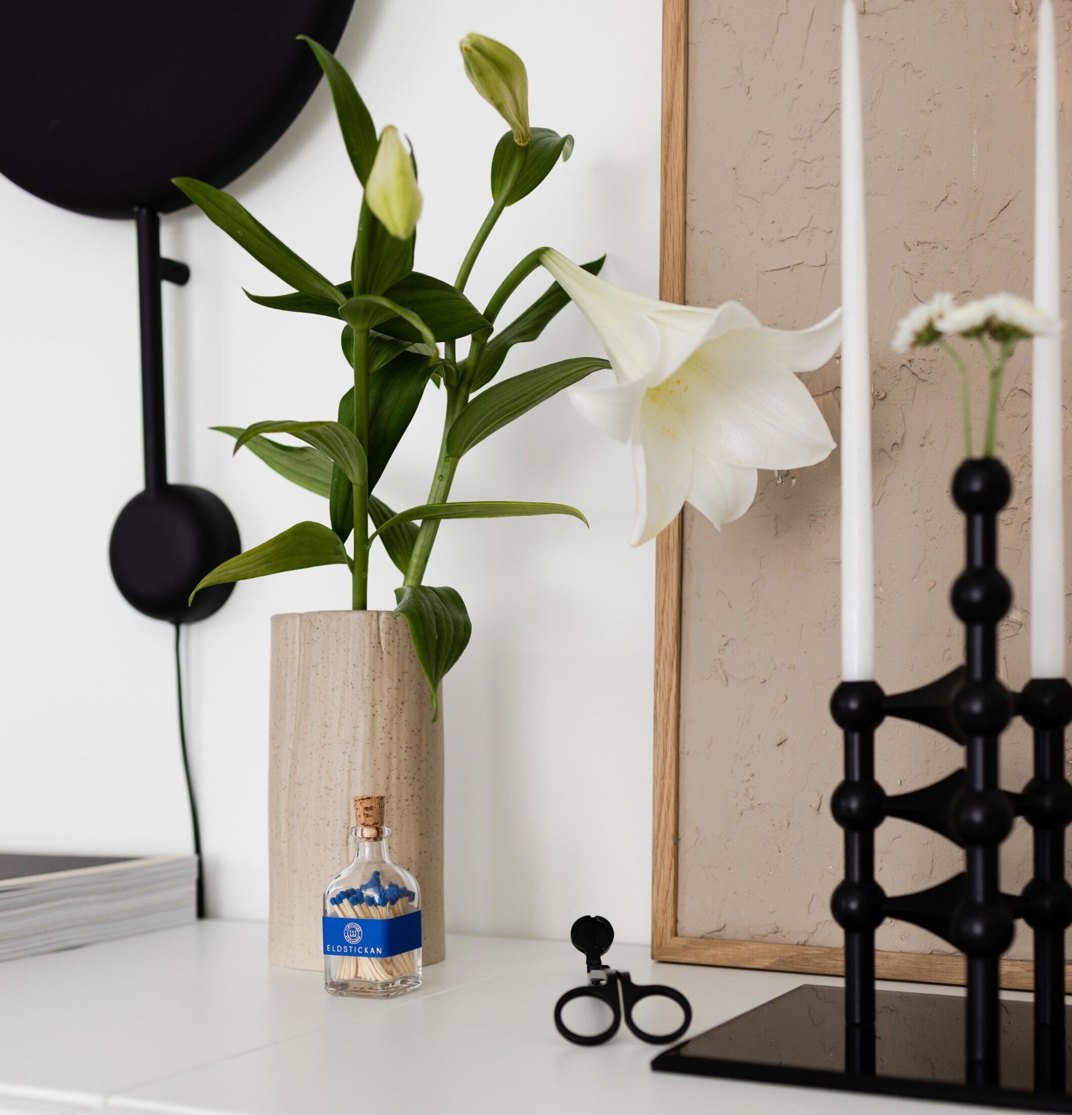 Eldstickan Tändstickor Liten Hav på vit yta med liljor