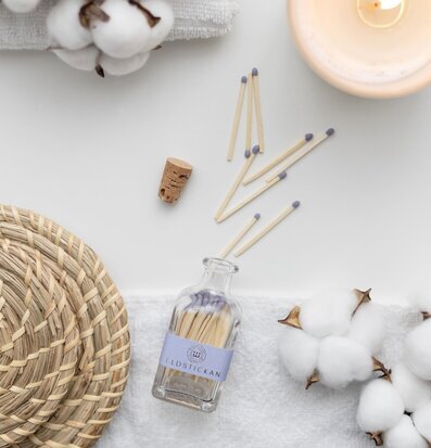 Tändstickor Liten Lavendel från Eldstickan på vit yta