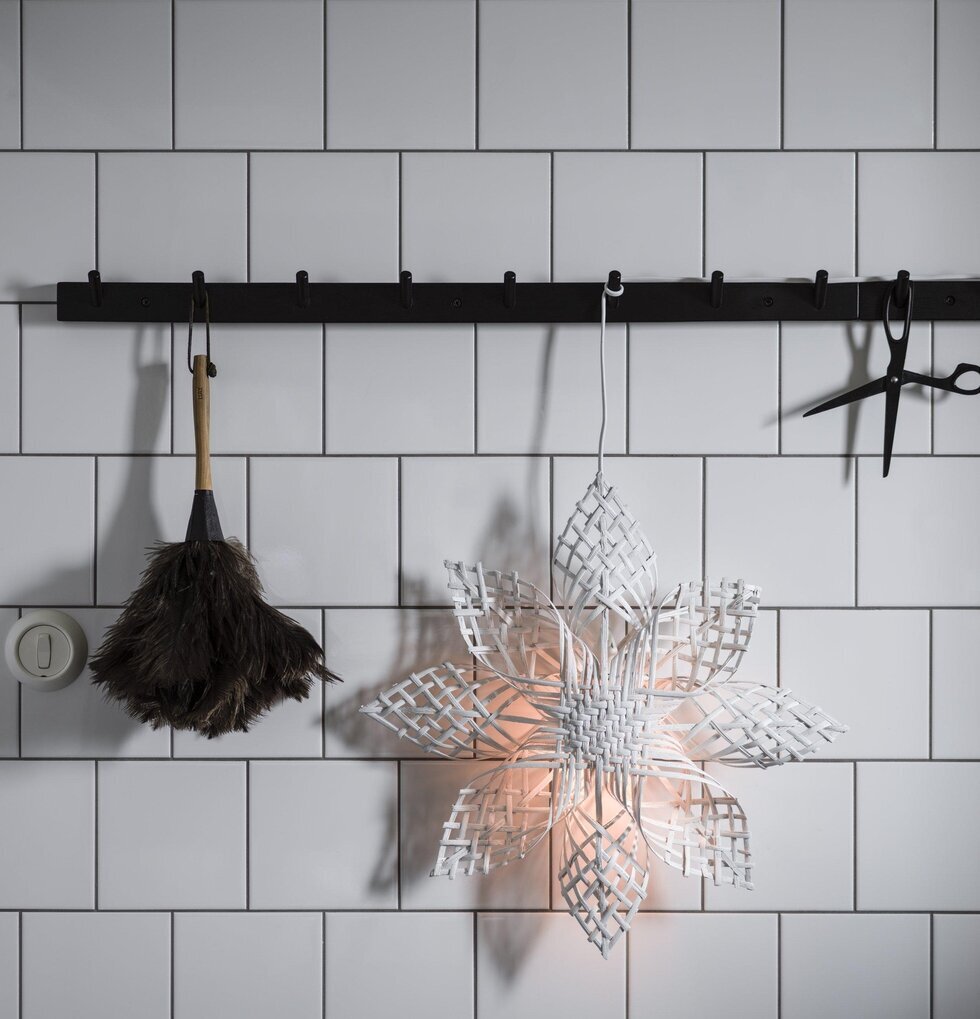 Anna Star Vit Ø 45 cm från PR Home på vit kakelvägg