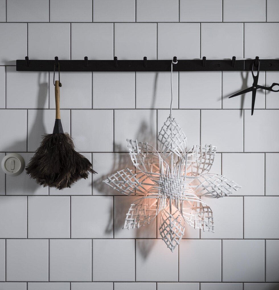 Anna Star Vit Ø 82 cm från PR Home på vit kaklad vägg