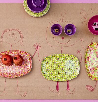 Tallrik Clover från Rice med blommönster på kartongbakgrund