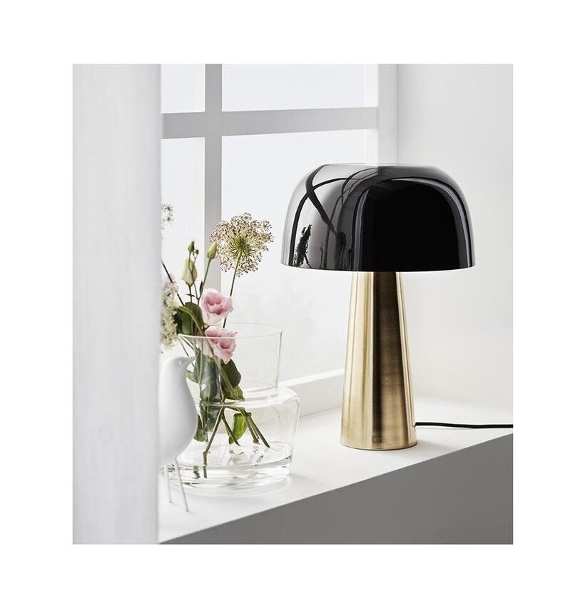 Bordslampa Blanca Brons/Svart från Markslöjd på fönsterbräda