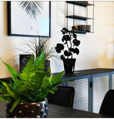 #ÄlskaPlåt Pelargon Stor Svart från Älskaplåt på svart skåp