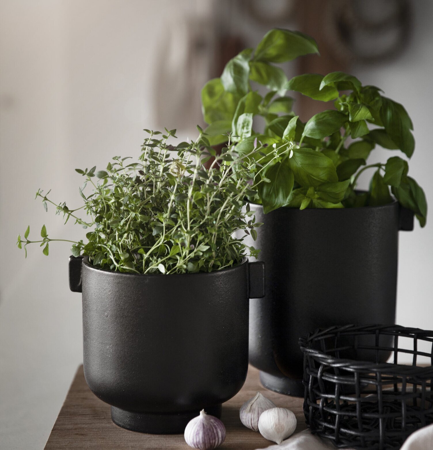 Kruka Med Öra Svart från Ernst med örter i köksmiljö