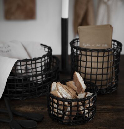 Korgar Set om 4 från Ernst på ett bord med olika föremål