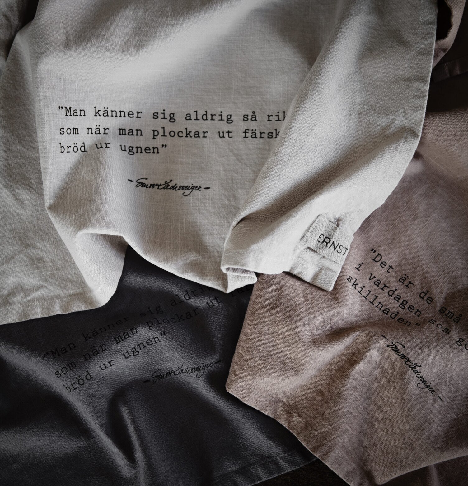 Kökshandduk Bröd Grå från Ernst i olika färger på träbord