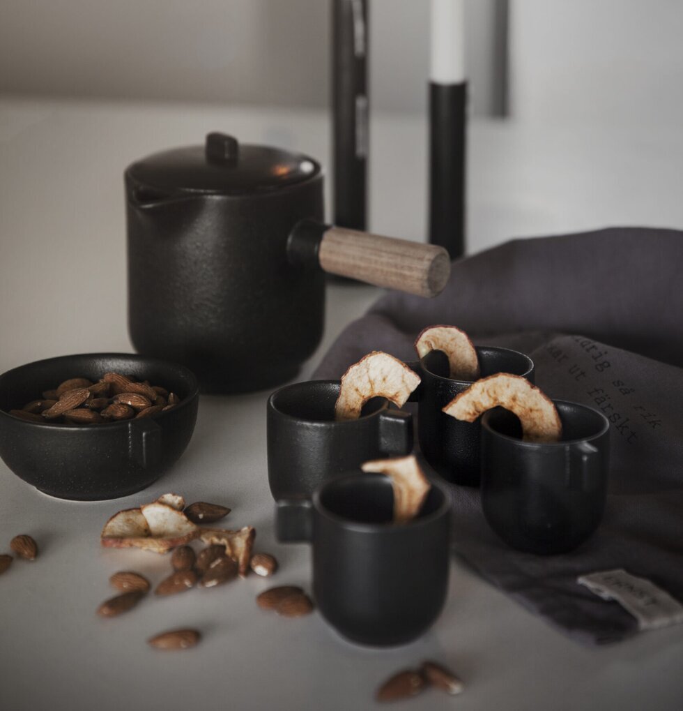 Liten Kopp Med Öra Svart från Ernst med matchande servis