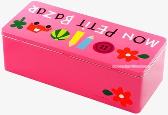 Foto av rosa plåtburk med lekfullt och färgglatt motiv