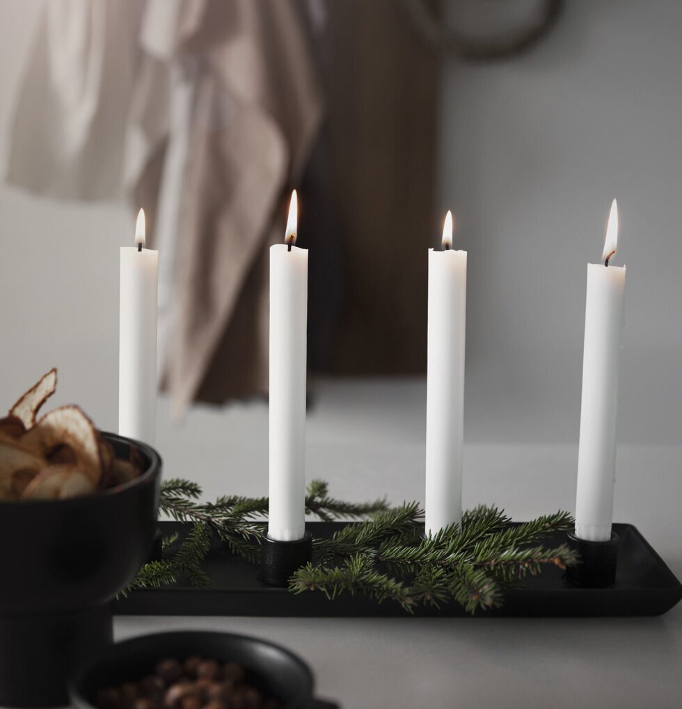 Ljusstake 4 Ljus Svart från Ernst på ett dekorerat bord