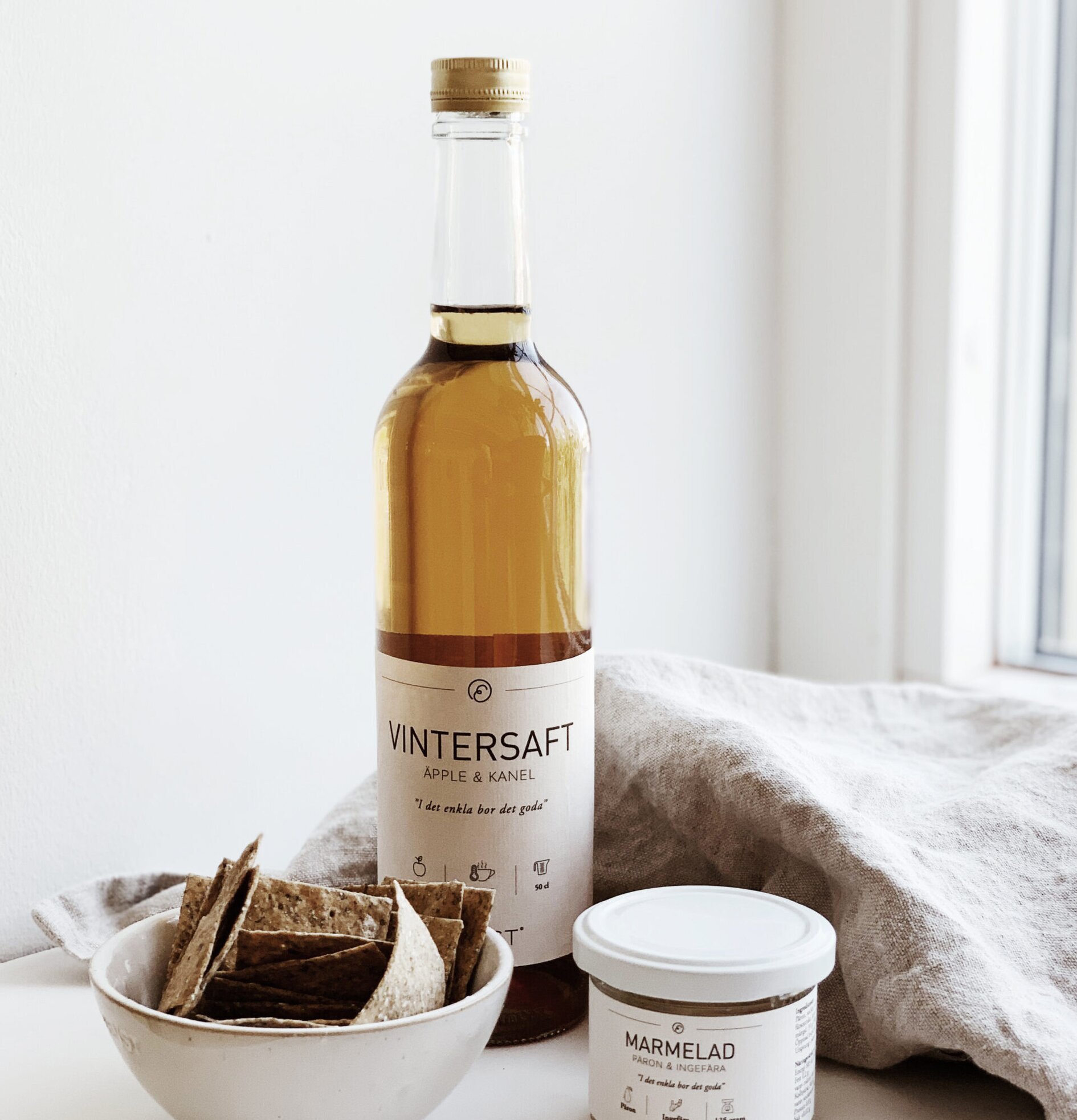 Vintersaft Äpple/Kanel från Ernst med marmelad och knäckebröd
